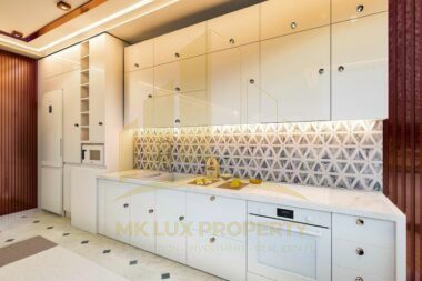 Antalya sahil şeridinin en iyi bölgelerinden birinde, 7 yıldızlı otel altyapısına sahip ultra lüks kompleks 54